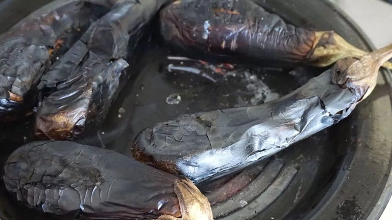 Patlıcan közlerken patlıcanın sert kalmaması için böyle yapın. Patlıcan yumuşak oluyor ve suyunu hapsediyor 1
